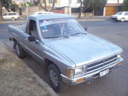 Camioneta toyota hilux ano 1988 cabina sencilla batea larga motor 2400  centi en Cochabamba - Autos | 52165